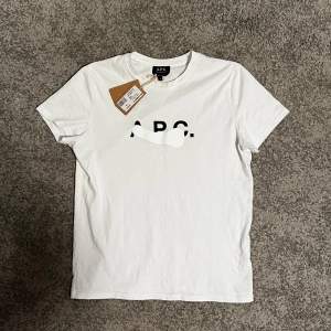 Tja, säljer nu denna skit snygga T-shirt från A.p.c. | Storlekn är M | Färgen är vit och skicket är 9,5/10 | Hör gärna av dig vid minsta lilla fundering 😊