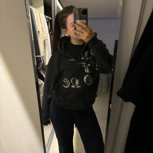 Kofta - Säljer nu min one of one kofta då den inte kommer till användning längre! Den är unisex så kan användas av både tjej och kill! Köpte den för 1500 men säljer nu för 700kr😍 hör av er för egna bilder och pris💕