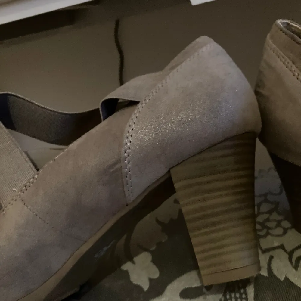 Klackskor i beige fĂ€rg đĄ mocka liknande material.. KengĂ€t.