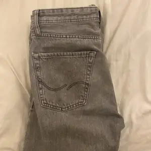 Säljer dessa jack and Jones jeans i bra skick utan onaturliga defekter. Storlek 32/34. Skriv för mer bilder eller frågor. Skicka gärna prisförslag 