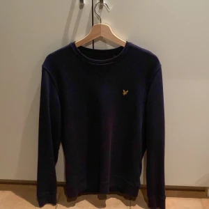 LYLE&SCOTT OVERSHIRT - Hej! Säljer min Lyle&scott tröja som är riktigt bra kvalitet och bara använt ett fåtal gånger men har tagits hand om bra, perfekt att ha en skjorta under. Säljer pga för liten för mig. Skriv om det dyker upp frågor, priser, fler bilder! Mvh Ossian