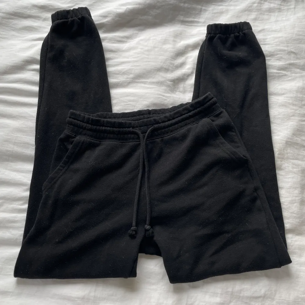 Säljer dessa mysiga svarta mjukisbyxor då de har blivit för små💗💗. Jeans & Byxor.