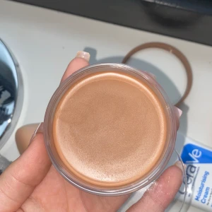 Anastasia Cream Bronzer! - Använd nån gång, färgen ” golden tan ”! krämig och enkel att blanda ut, råka dock köpa fel färg. Kan även byta den mot deep tan!🤍