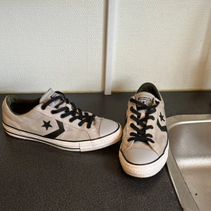 Converse skor - Storlek 42  Ett par converse du sällan ser någon bära