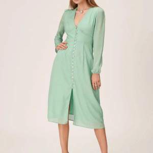 säljer grön adoore Paris klänning eller eventuellt byte mot den ljusrosa storlek 36. Denna klänning är Storlek 34 och endast använd 1 gång, som ny alltså. Nypris: 1500kr men slutsåld online