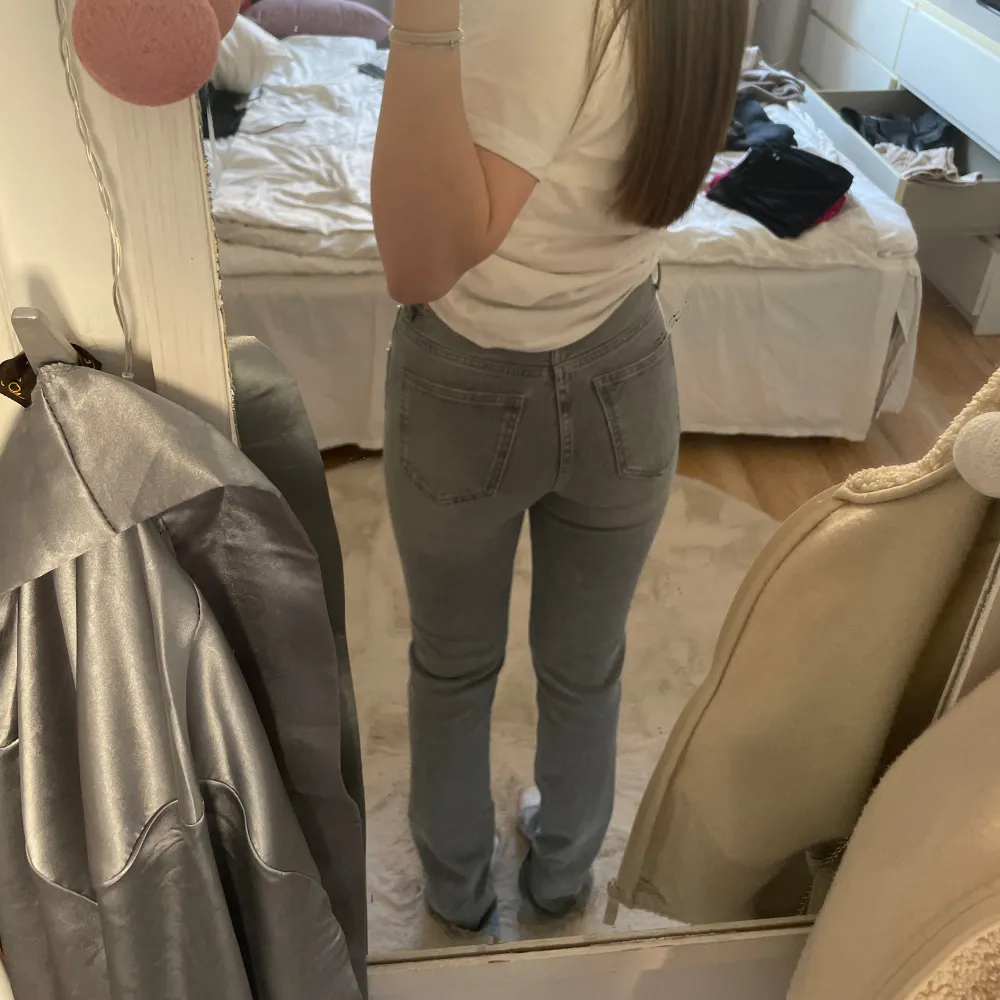 Säljer mina Zara jeans i en superfint ljusgrå färg med slits i storlek 32 jeansen är lite nedtrampade på baksidan men annars har de inga defekter💕. Jeans & Byxor.