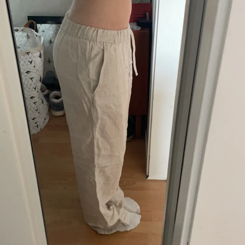 Intressekoll på mina linnebyxor från ARKET.  Köpta inför förra sommaren men har tyvärr inte fått så mycket användning för dem, storlek S. Jag är 170cm lång.  nypris: 600 Kom privat för fler bilder eller andra frågor💕. Jeans & Byxor.