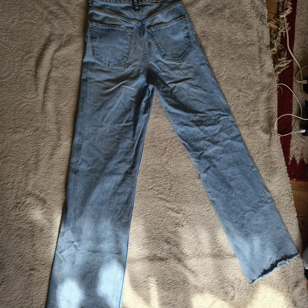 Straight jeans i storleken 32 från gina tricot. Byxorna är ganska välanvända och var mina favoriter.. Jeans & Byxor.