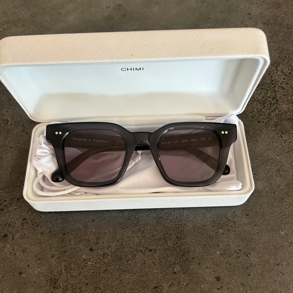 Ett par skitsnygga solglasögon från Chimi. Knappt använda därmed i mycket bra skick, säljes med orginalbox och tillbehör. Nypris ca 1000. Accessoarer.