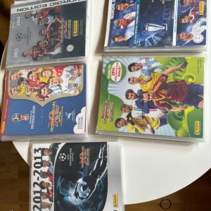 FOTBOLLSKORT - säljer nu mina fotbollskort som jag samlat på väldigt länge, väldigt många speciella kort, bra skick utan 1 av pärmarna som det har spillts dyck på men korten är inte skadade i den pärmen!