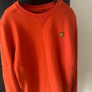 Tröja i orange färg från Lyle & Scott  