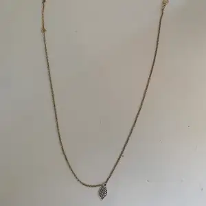 fjäderhals band gjord av gammalt halsband och mina egna. Jag gjorde denna för hand. Om man vill göra denna kortare elr längre maila mig. Imcha.khan@icloud.com