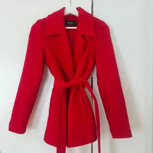 Kort röd kappa från Vero Moda. Mycket bra skick, använd fåtal gånger.