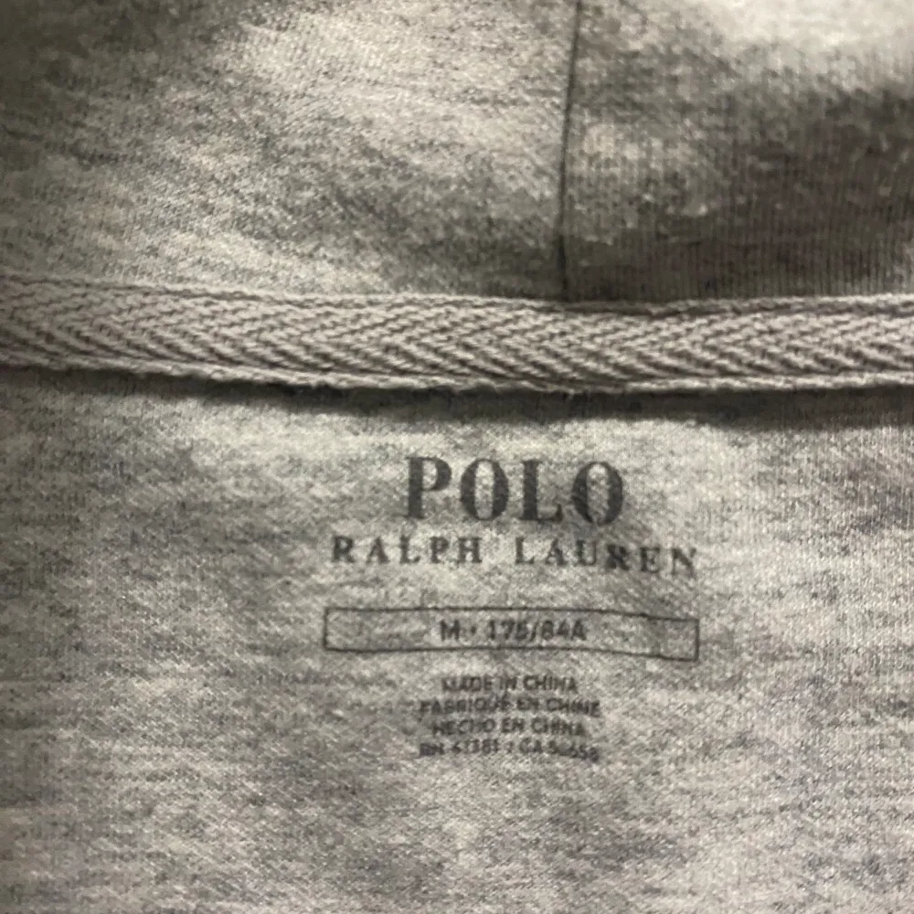 Hejsan, säljer nu en jättefin Ralph Lauren hoodie (blivit för liten) . Använt få gånger skick 9/10. Hör av er vid minsta fråga.. Hoodies.