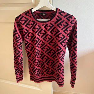 Fendi  - Fake stickad tröja från Fendi