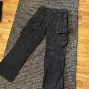 Snygga low waist Cargos i Manchester i storlek 38 ända problemet är att fikan på höger sida har gått upp och syra igen men man ser det inte så bra som tur!