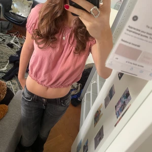 Rosa blus💕 - Säljer den här väldigt fina rosa blusen från Kappahl eftersom att den är lite för liten för mig💕 Den är i nyskick har bara använts några få gånger✨