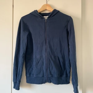 Zip-up hoodie - Säljer denna Zip-up hoodien ifrån D.M.D då jag inte använder den längre.