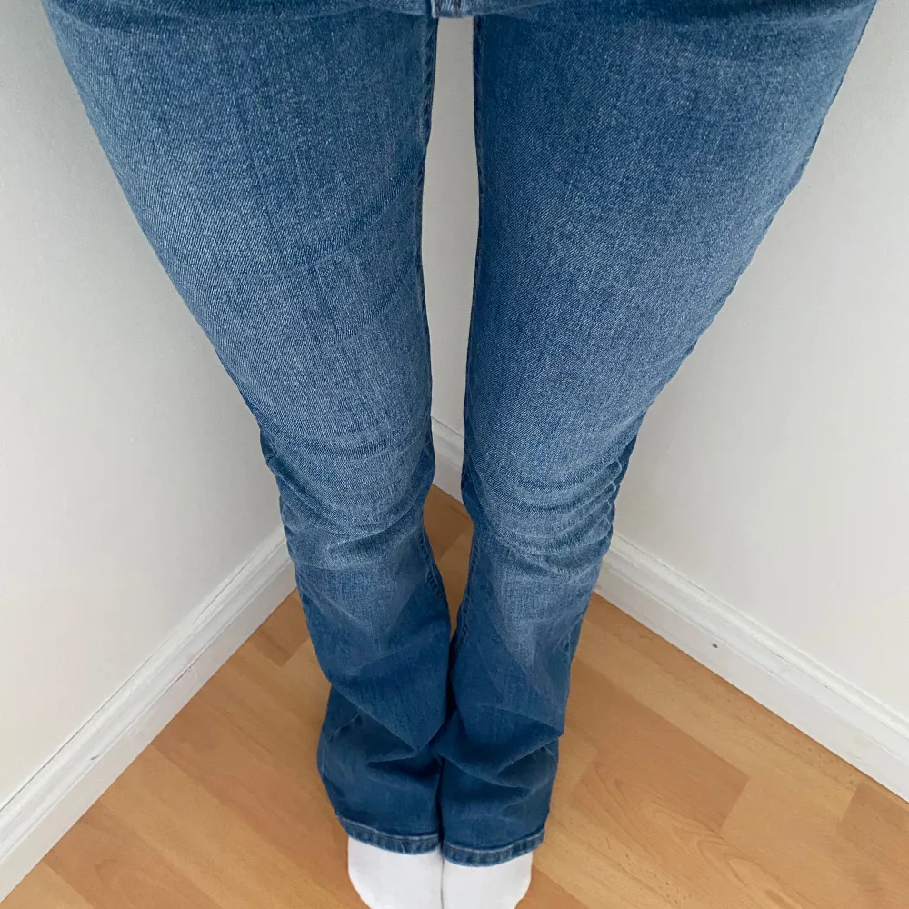 Säljer dessa snygga bootcut  jeansen från gina då de inte kommer till användning!❤️. Jeans & Byxor.