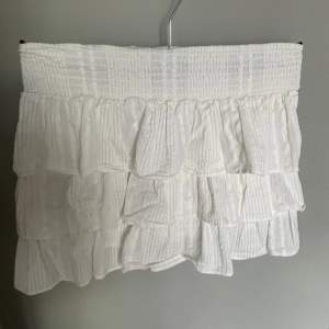 Volang kjol från Kappahl för liten för mig passar perfekt till sena sommar kvällar men också till middag ❤️😍