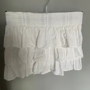 Volang kjol från Kappahl för liten för mig passar perfekt till sena sommar kvällar men också till middag ❤️😍