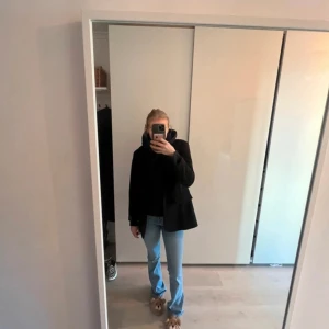 Kortare kappa/kavaj - Snygg kavaj kappa, det är en jacka men är nog snygg med en kort kjol till, till utgång. Sitter snygg lite liten i storlek dock. 