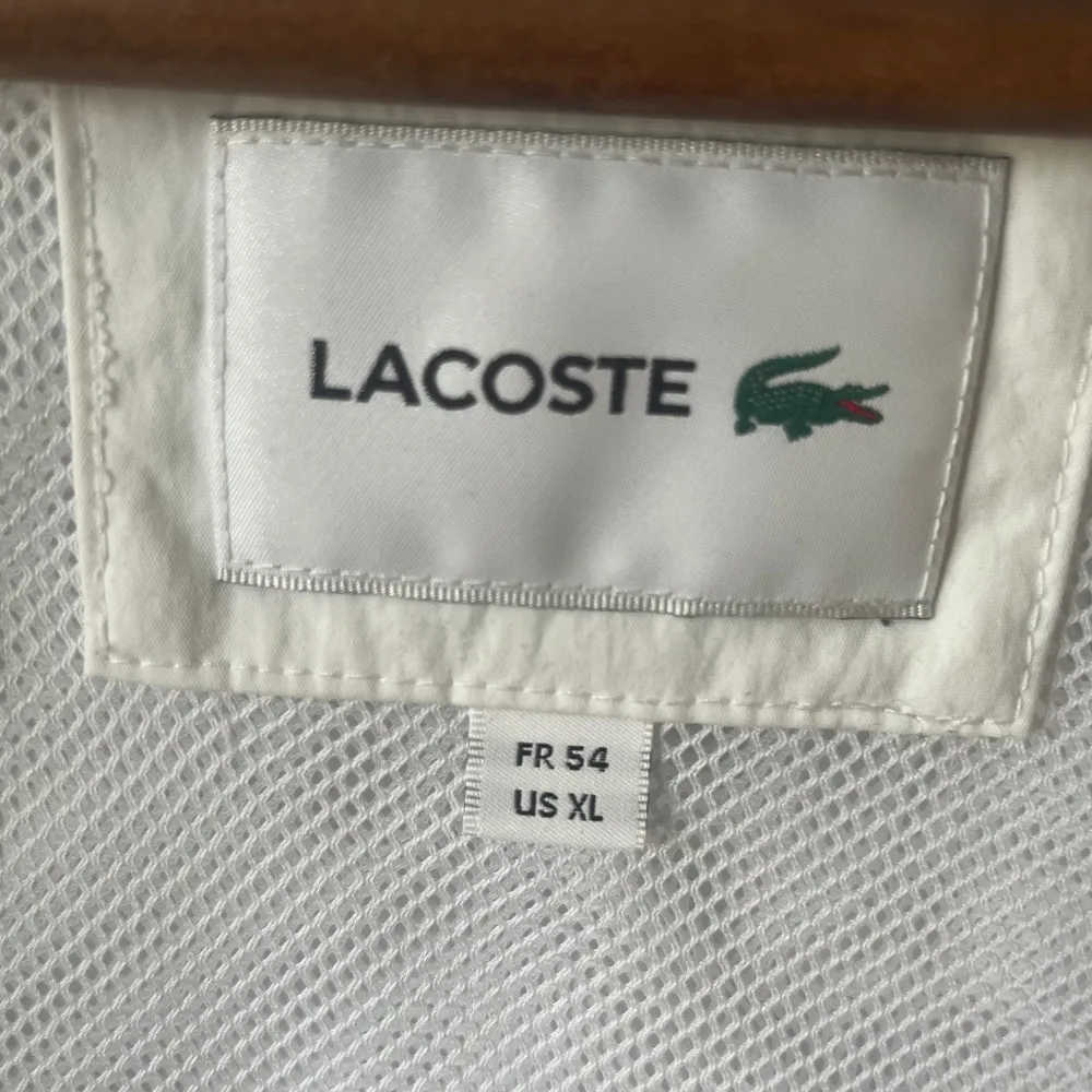Hej! Säljer nu min limited edition Lacoste vindjacka då jag inte använder den längre. Jackan har inga hål och är i stort sätt som ny.  Den är köpt på Lacoste officiella hemsida och kostade cirka 3000kr jag säljer den för 1400kr Size 54/XL passar L. Jackor.