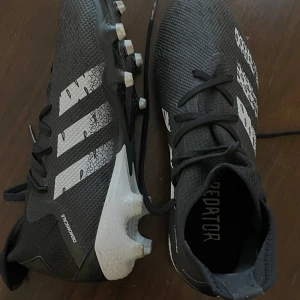 Fotbollsskor Adidas Predator Freak  - Fotbollsskor i bra skick🤗Säljs då jag inte spelar längre!! St.40 men passar även 39🫶Pris kan diskuteras🥰🥰