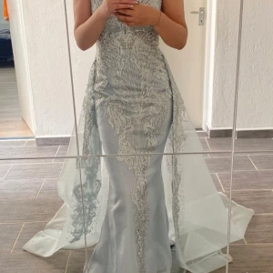 Klänning  - En elegant klänning som använts ett par timmar och har därmed inga skador eller liknande. Hör av dig vid intresse.