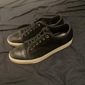 Lanvin skor - Säljer nu dessa sköna Lanvins i bra skick. Uk 11 (storlek11)  vilket motsvarar ca 45-46. Lanvins sitter stort i storlek.  Hör av er vid intresse 🙂