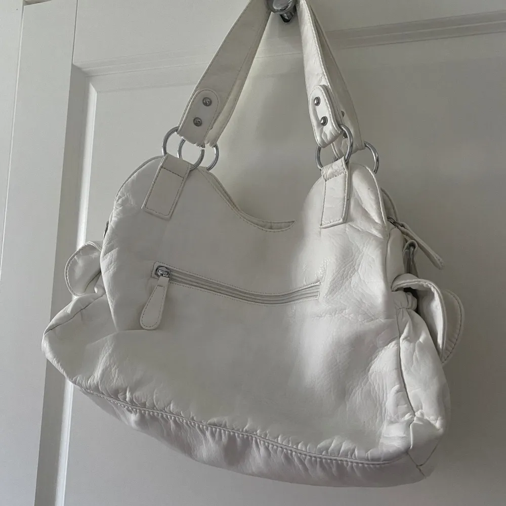 vit kumixi fashion handväska med silverdetaljer. nyskick! <3. Väskor.