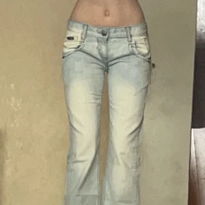 Lågmidjade bootcut jeans - Vintage från Ligao med lapp kvar💞Midjemått 38 innerbenslängd 84 jae 165