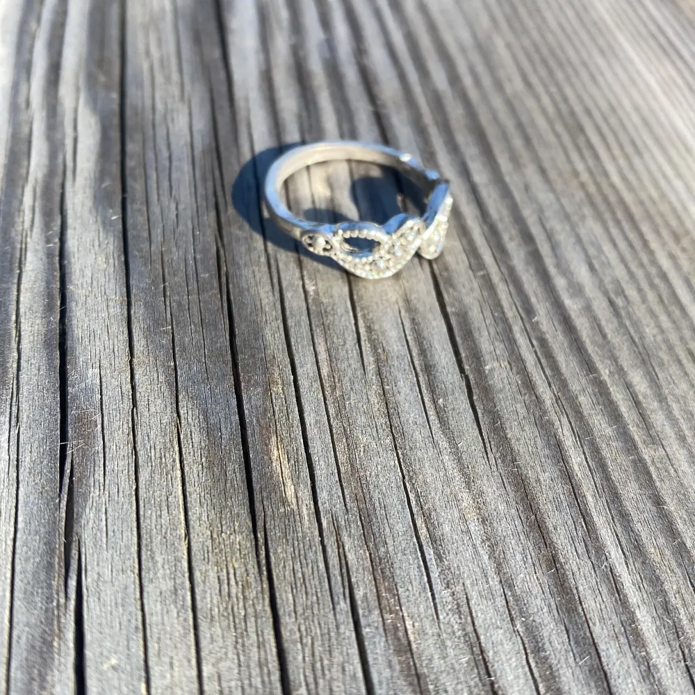 En fin silverfärgad ring. 2 cm i diameter. Säljer för att den kommer inte till användning 😊 Inte äkta silver! . Accessoarer.