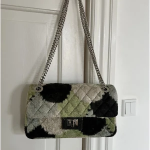 Rough studios  - Intresse koll på min fina väska som är köpt på Vestiaire 💗 Nypris ca 5500kr.💗skriv för fler funderingar eller bilder 💗💗 kan mötas upp i Stockholm 