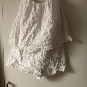 Jättesöt jumpsuit strl 34 - Strl 34. Dragkedja bak, silikon upptill så att den sitter ordentligt. Passar en liten xs alt 170 cl. Superfin spets Vill ni att jag ska möta hör av er! 