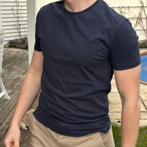 Lindbergh t-shirt - Mörkblå t-shirt från Lindbergh, bra skick