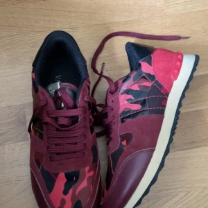 Valentino rockrunners  - Riktigt feta valentino rockrunners som säljer pga att dom inte kommer till användning längre. Skorna är i väldigt bra skick, 9/10. Bara att skriva vid funderingar och mer info.  Storlek 41