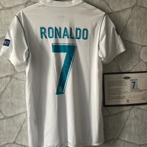 Signerad Ronaldo tröja - Säljer nu denna då jag ej har behov av den längre. köpte den på tradera för ett tag sen 