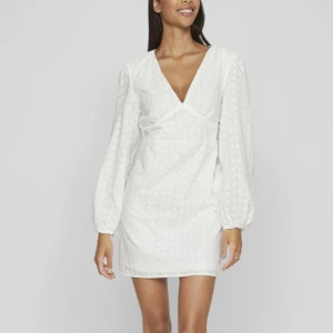 Vit klänning - Säljer denna fina klänning jag hade tänkt att ha som studentklänning, inte använd och lappen är kvar. Skriv privat för fler bilder🩷🌸