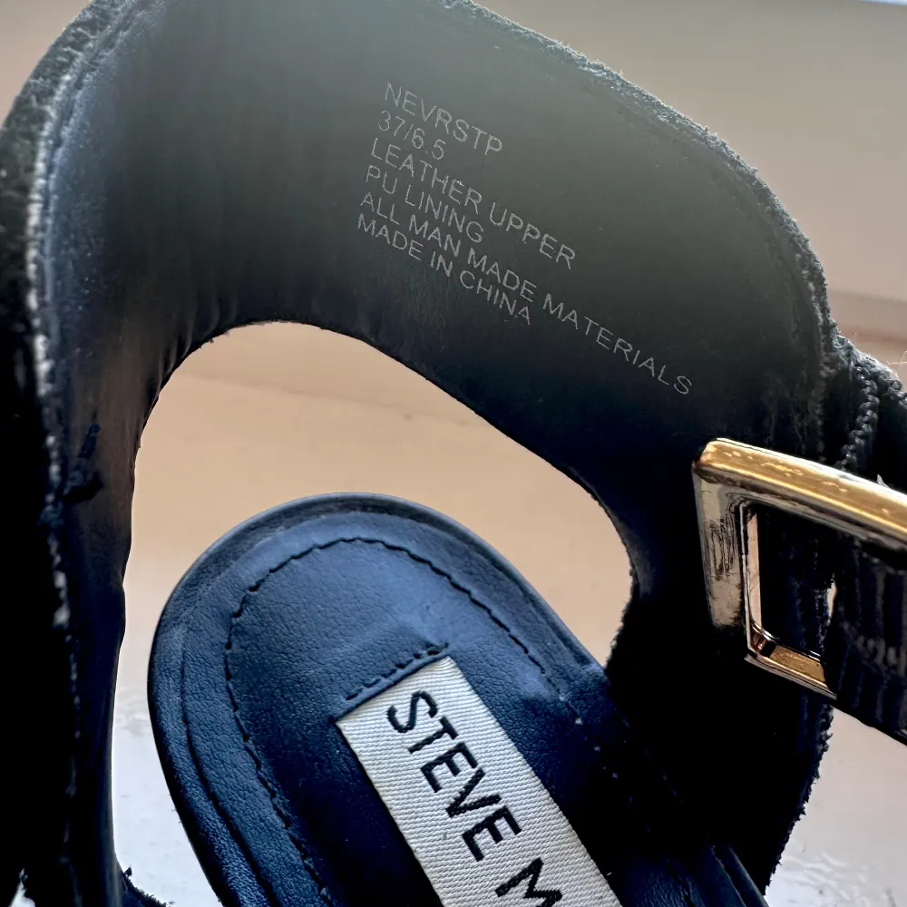 Steve Madden sandaler med rem runt vristen. Använt fåtal gånger (Max 2). Skor.