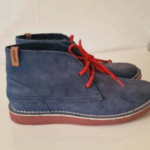 Stövlett från Lyle Scoott  - Väldigt fina eliganta skor, säljer pga slutat samla på skor.