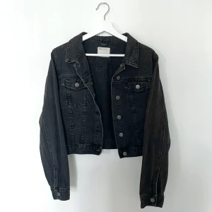 Svart jeansjacka  - Svart croppad jeansjacka från ASOS i storlek UK 16/ EU 44 Använd fåtal gånger 🖤