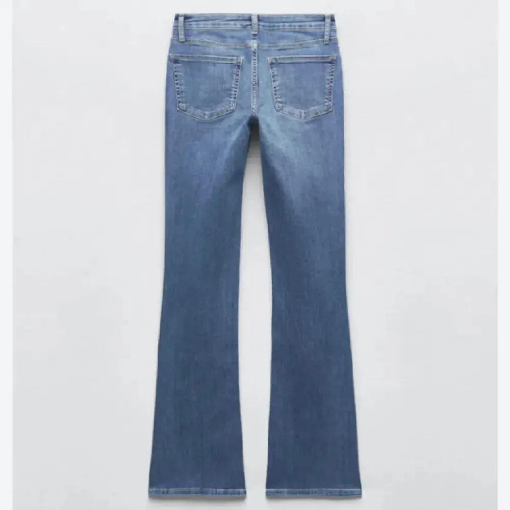 Säljer dessa lågmidjade bootcut jeans från zara då de aldrig kommit till andvändning. De är endast andvända 1-2 ggr, men de är pyttelite slitna längst ner pga för långa för mig.Skriv för bilder.  Strl 36, stretchiga så passar 34-38. Nypris 399❤️. Jeans & Byxor.