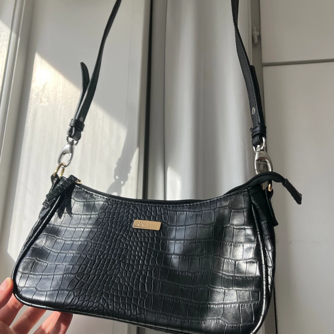 Svart väska med långt axelband