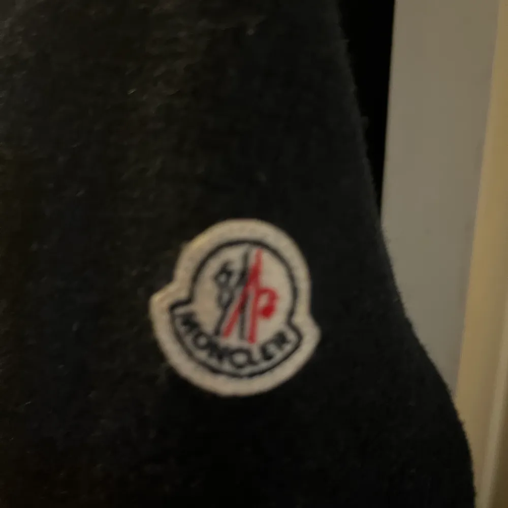 Tja, säljer en moncler cardigan i Stl M men sitter sen en S/Xs, pris kan diskuteras hör av dig vid frågor . Jackor.