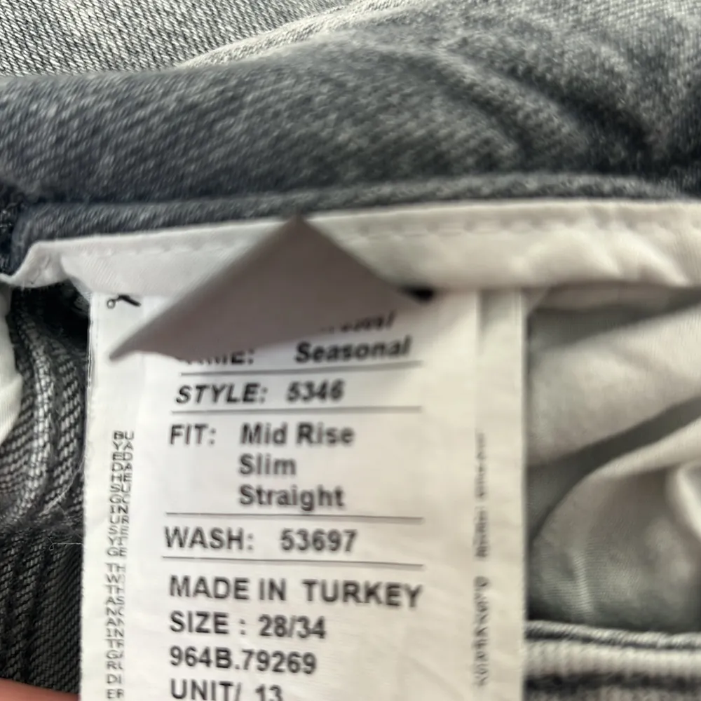 nu säljer jag mina gråa ltb jeans för att dem har blivit för korta. Dem är använda fåtal gånger därför inga slitasch eller hål❤️Pris kan diskuteras . Jeans & Byxor.