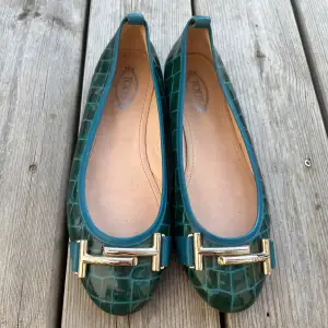 Snygg  torquise färgad ballerina från Tod’s.  Använt få gånger och ser nya ut. Original pris ligger på 4400 kr.