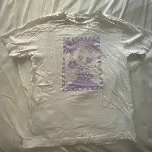 En vit t -shirt med ett tryck på. Köpt för något år sedan från Monki, använd några få gånger, ser ny ut. Säljer för den är för liten 