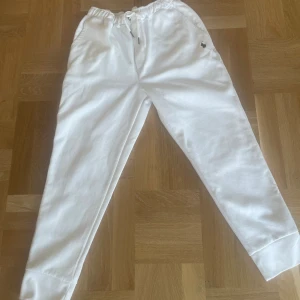 Vita ralph lauren mjukis byxor - Styliga mjukis byxor perfekt för sommaren perfekt 👌 pris kan diskuteras vid snabb affär
