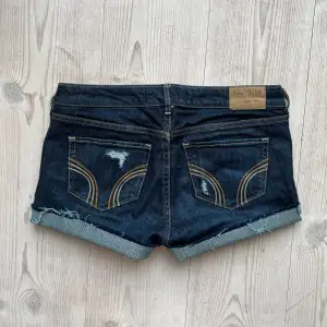 Lågmidjade jeansshorts från Hollister i storlek W27 L31 som jag har gjort om från ett par byxor. Tvärs över midjan är det ca 40 cm. Fint skick. Använd gärna köp nu!